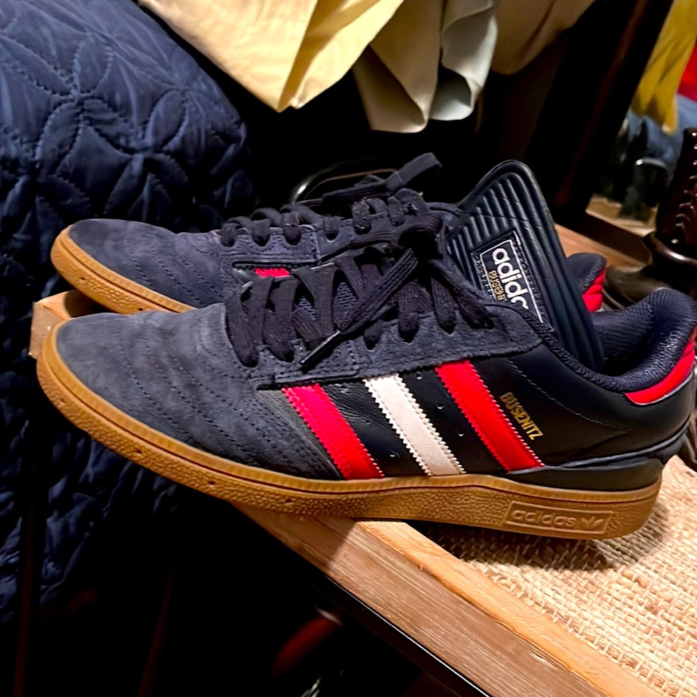 I’m selling my adidas busenitz size 9 , suede blue with white and red stripes
